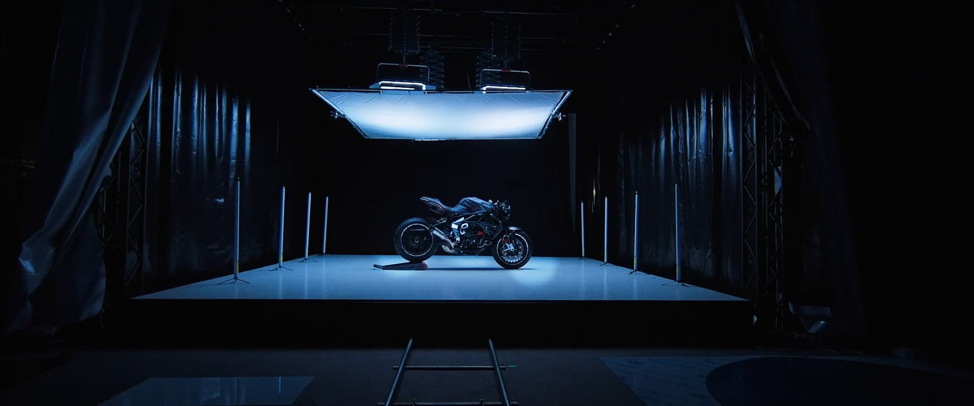 MV Agusta RVS1 moto sportive en studio éclairage premium